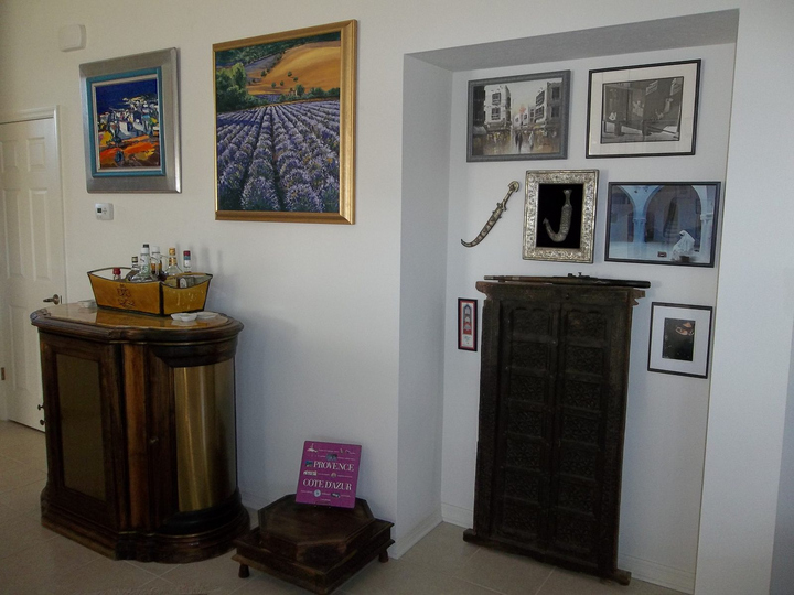 In Martina Thorne's home — palette knife painting by Jennifer Vranes